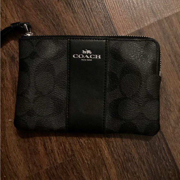 Coach Handbags - Coach Corner zip wristlets style